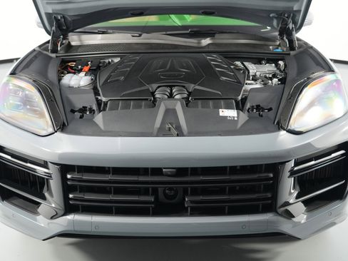 Used 2024 Porsche Cayenne Turbo image 8