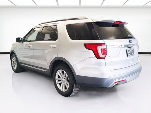 Used 2017 Ford Explorer XLT w/ Equipment Group 202A image 6