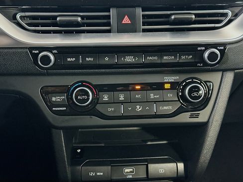 Used 2022 Kia Niro EX image 24