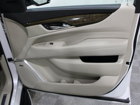 Used 2019 Cadillac Escalade Luxury AWD/4WD image 28