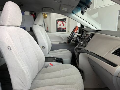 Used 2012 Toyota Sienna LE FWD image 19