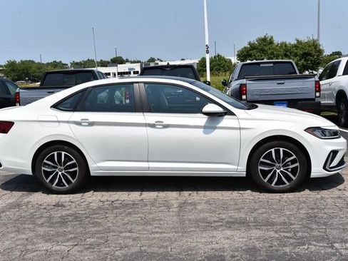 Certified 2025 Volkswagen Jetta SE w/ Sunroof Package FWD image 5