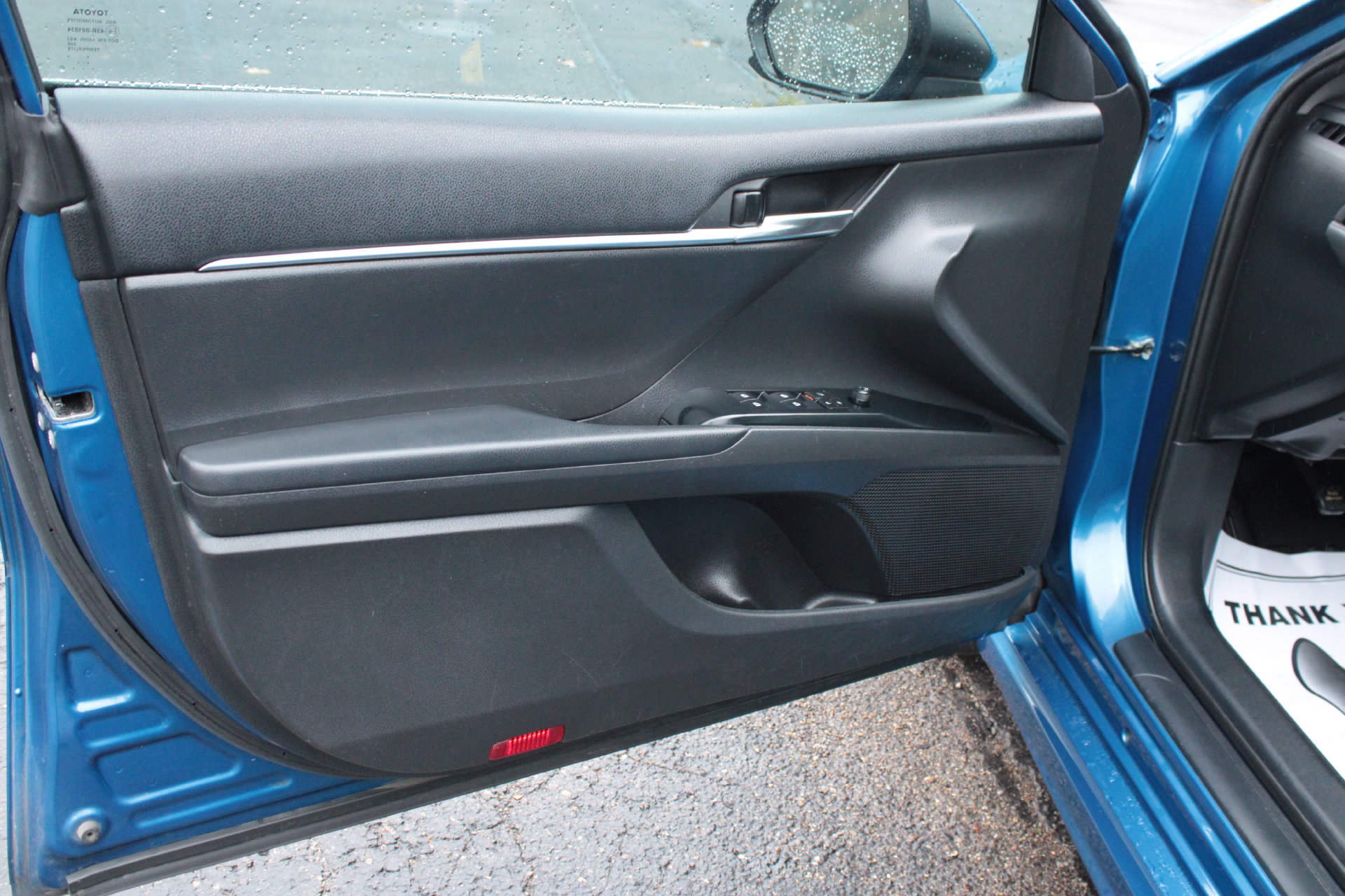Used 2020 Toyota Camry SE FWD image 11