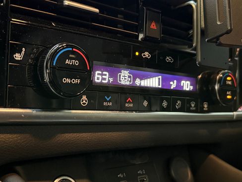 Used 2023 Nissan Rogue SL w/ SL Premium Package image 32