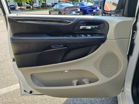 Used 2016 Chrysler Town & Country Touring w/ Driver Convenience Group FWD image 7