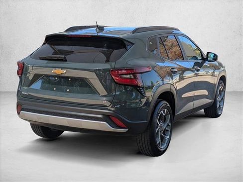 Used 2025 Chevrolet Trax LT FWD image 5