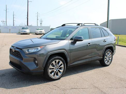 Used 2019 Toyota RAV4 XLE Premium FWD image 2