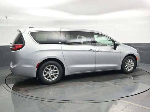 New 2026 Chrysler Pacifica Select image 2