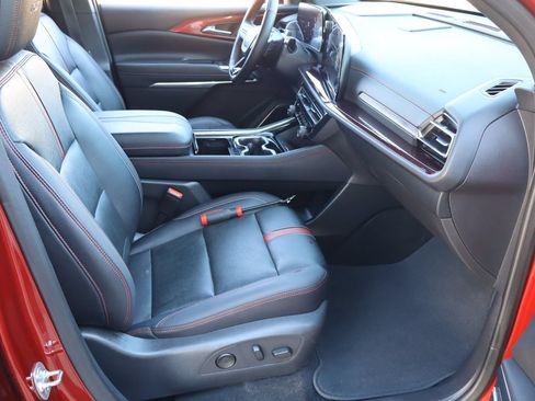 Used 2024 Chevrolet Traverse RS FWD image 18