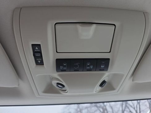 Used 2009 Chrysler Town & Country Touring image 14