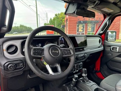Used 2025 Jeep Wrangler Unlimited Sahara AWD/4WD image 23
