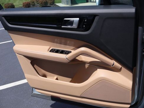 Used 2021 Porsche Cayenne image 35