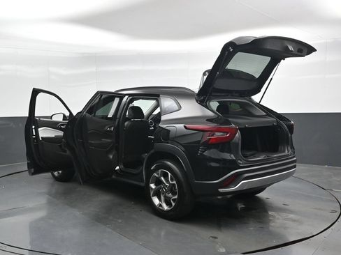 Used 2025 Chevrolet Trax LT FWD image 48