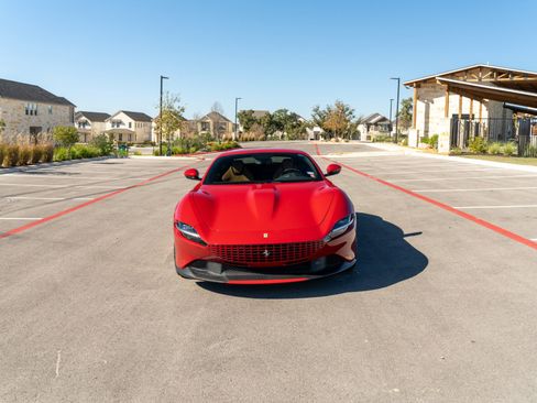Used 2022 Ferrari Roma RWD image 3