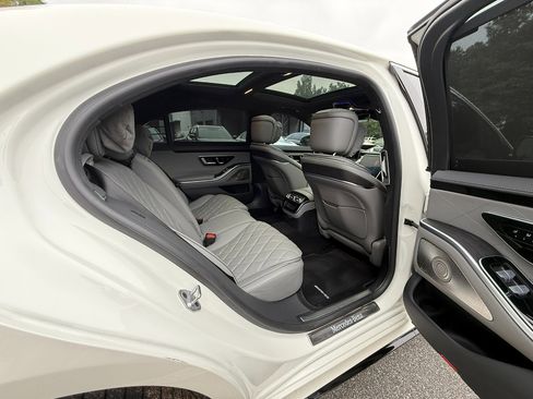 Used 2022 Mercedes-Benz S 580 4MATIC Sedan w/ AMG Line Package image 12