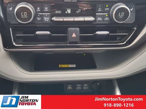 Used 2023 Toyota Highlander XLE AWD/4WD image 21