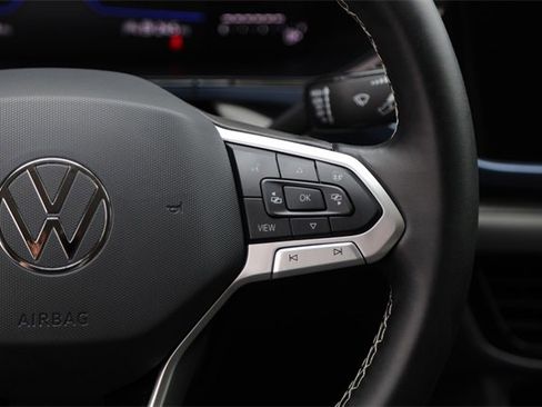 Certified 2024 Volkswagen Taos SE image 15