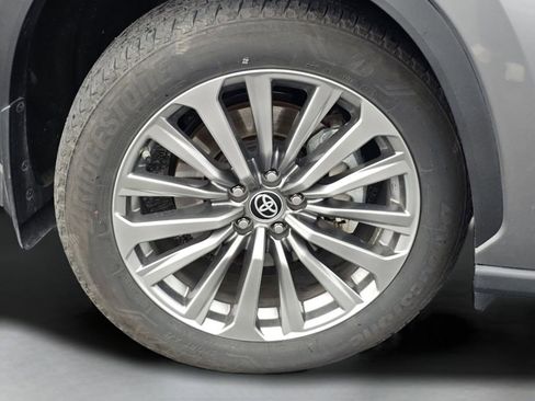 Used 2025 Toyota Highlander Limited image 18