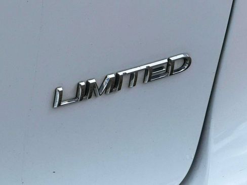 Used 2019 Chrysler Pacifica Limited FWD image 11