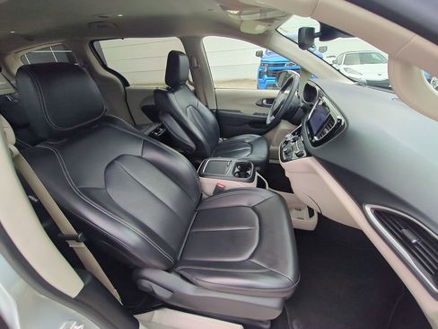 Used 2023 Chrysler Pacifica Touring-L FWD image 35