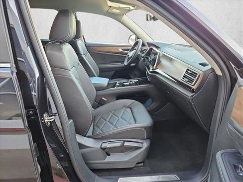 Used 2025 Volkswagen Atlas SE image 21