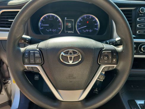 Used 2019 Toyota Highlander LE FWD image 17