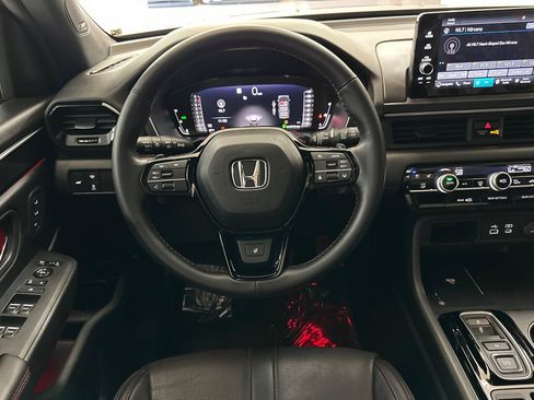 Used 2025 Honda Pilot Black Edition image 29