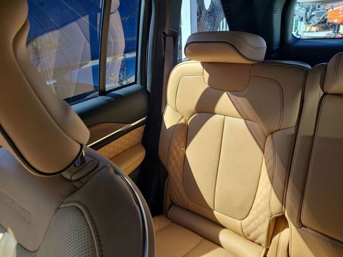 Used 2025 Jeep Grand Cherokee Summit image 4