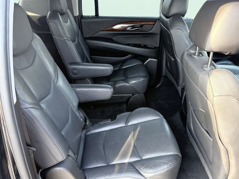 Used 2020 Cadillac Escalade ESV 2WD image 39