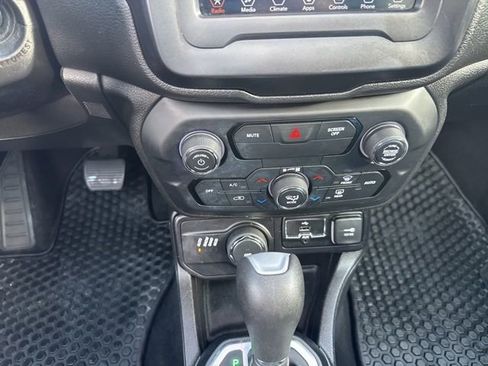 Used 2018 Jeep Renegade Latitude w/ Cold Weather Group AWD/4WD image 27