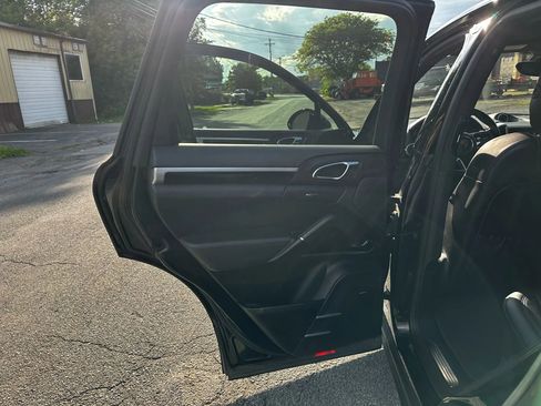 Used 2018 Porsche Cayenne image 32
