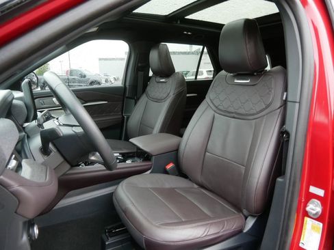 Used 2025 Ford Explorer Platinum w/ Ultimate Package AWD/4WD image 11