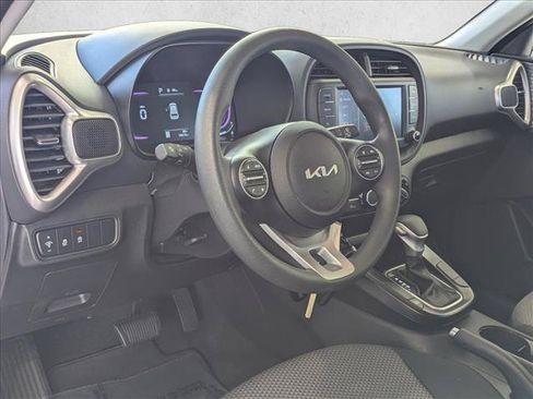 Used 2025 Kia Soul LX w/ LX Technology Package FWD image 10