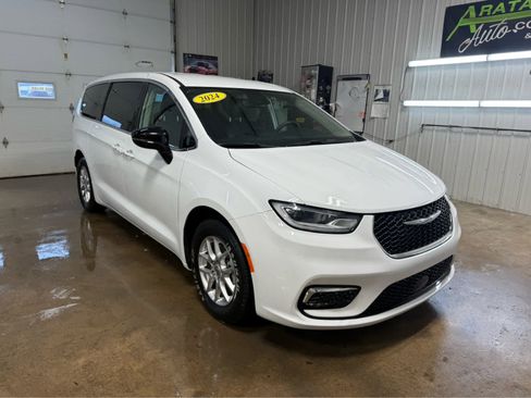 Used 2024 Chrysler Pacifica Touring-L image 2