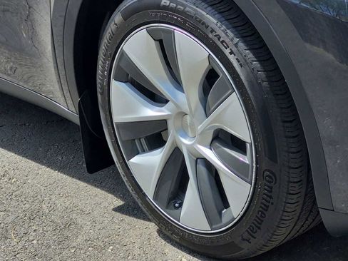 Used 2024 Tesla Model Y Long Range AWD/4WD image 12
