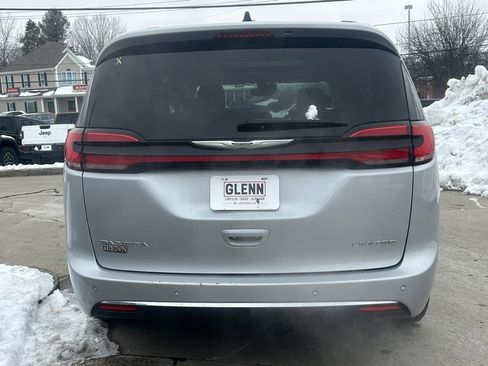 Used 2023 Chrysler Pacifica Limited image 7