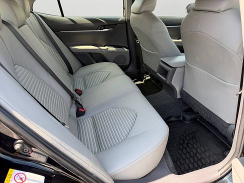 Used 2018 Toyota Camry SE FWD image 9