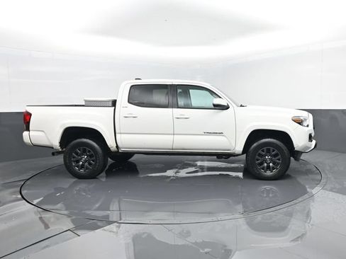 Used 2022 Toyota Tacoma SR5 w/ Technology Package AWD/4WD image 4