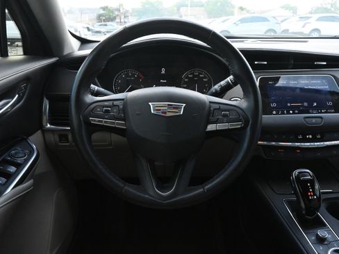 Used 2023 Cadillac XT4 Premium Luxury image 10