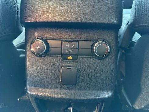 Used 2019 Ford Explorer XLT image 17