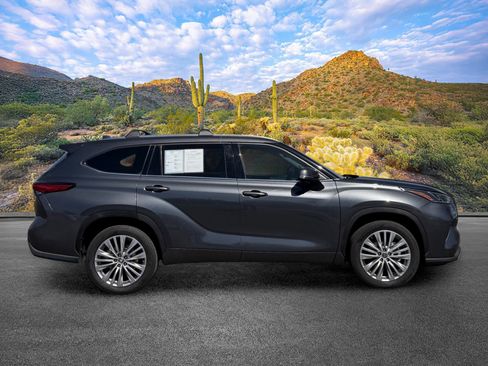 Used 2023 Toyota Highlander Platinum FWD image 3