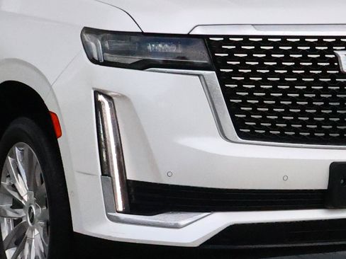 Used 2023 Cadillac Escalade Premium Luxury RWD image 7