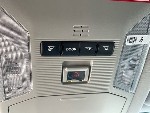 Used 2021 Toyota RAV4 LE AWD/4WD image 23