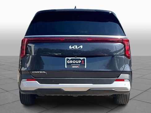 Used 2025 Kia Carnival image 5