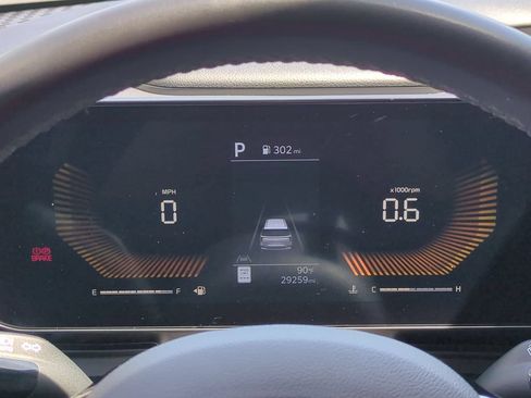Used 2025 Kia Carnival FWD image 16
