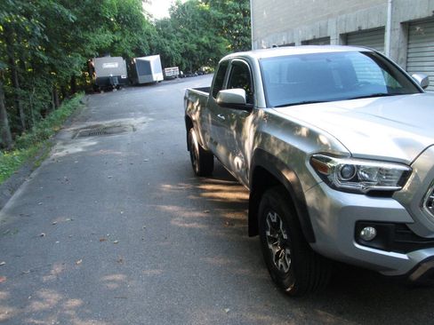 Used 2016 Toyota Tacoma TRD Off-Road w/ Premium & Technology Package AWD/4WD image 5