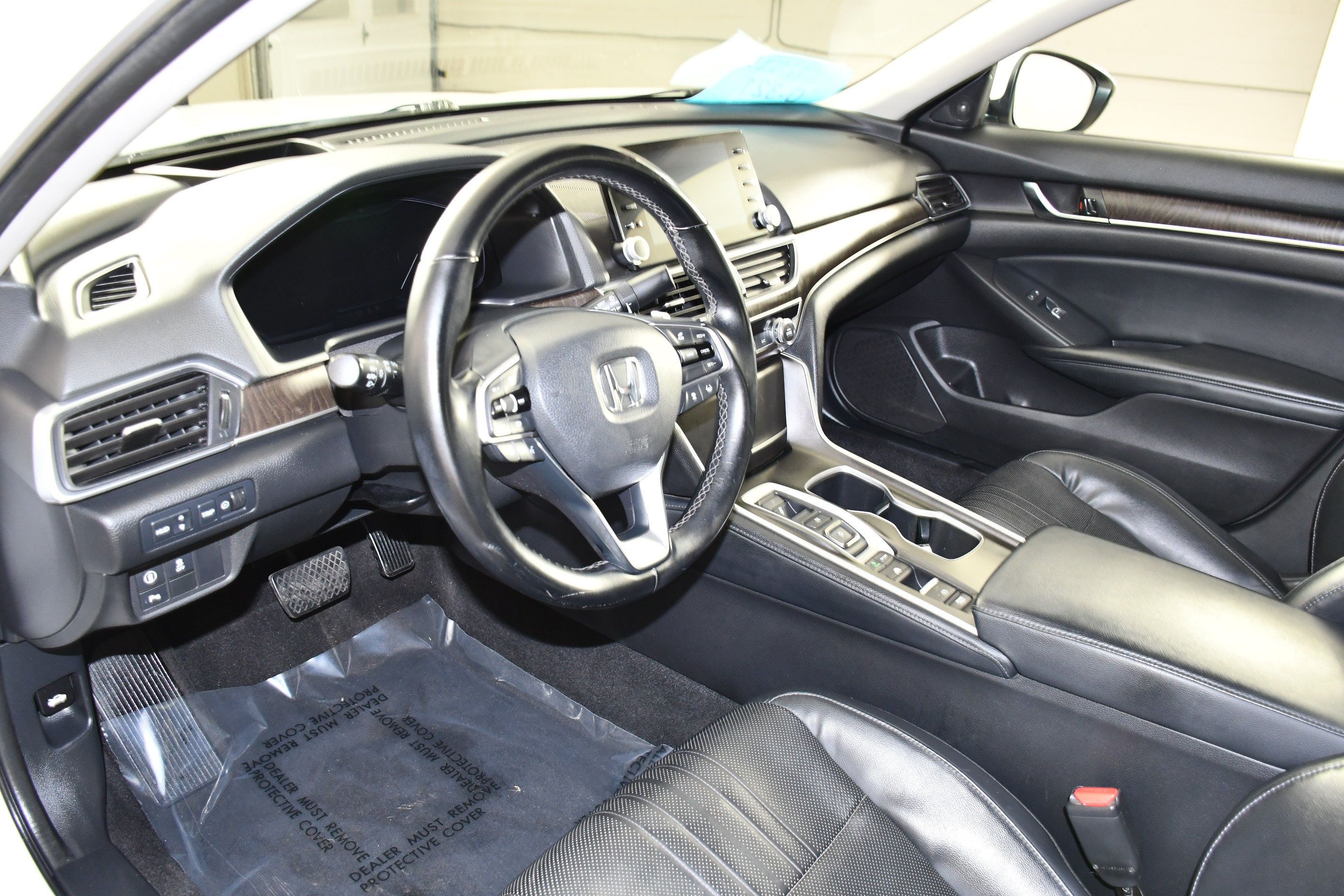 Used 2018 Honda Accord Touring image 2