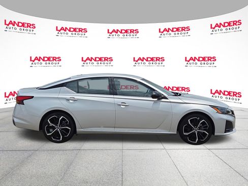 Used 2024 Nissan Altima 2.5 SR FWD image 2