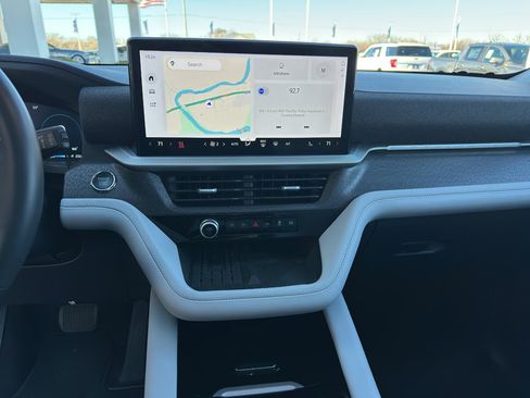 Used 2025 Ford Explorer Platinum w/ Ultimate Package image 19