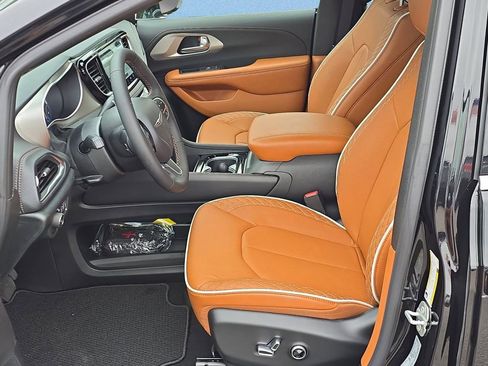 New 2026 Chrysler Pacifica Pinnacle image 14